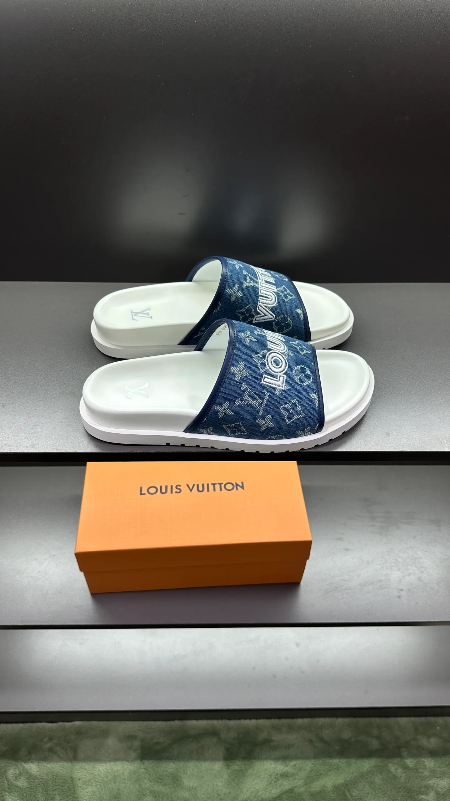 [L Home] P: 300💰Size: 38-45 Top purchasing lv men's summer slippers, classic presbyopia with soft real leather lining, unique color splicing effect, distinctive personality, fashionable and trendy essential style, light and comfortable. Lightweight and tough rubber insole, micro ridged foam outsole, super comfortable!